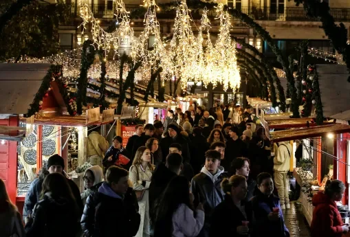 Des habitants déambulent sur le marché de Noël.
