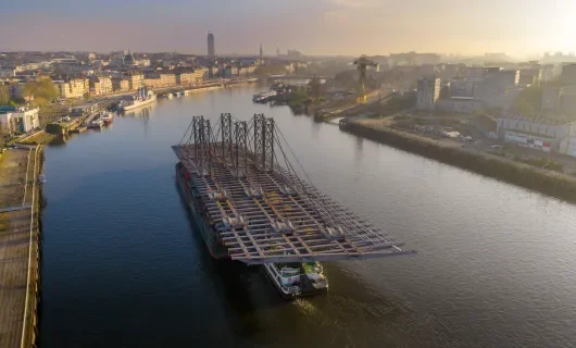 La barge transportant la charpente métallique du pont Anne-de-Bretagne s'introduit dans le bras de la Madeleine à Nantes.   
