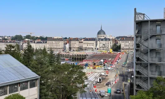 Le nouveau pont Anne-de-Bretagne, en chantier, forme une continuité avec les travaux boulevard Léon-Bureau, où les rails de tramway ont été posés.