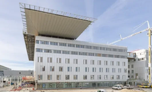 Au dessus d'un des bâtiment du nouvel hôpital a été installé l'héliport avec son porte-à-faux de 12 m , par rapport à la façade.