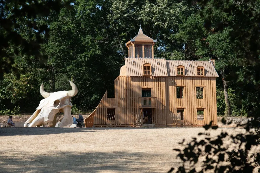 Manoir, loups : une aire de jeux pleine de surprises au parc de Boucardière