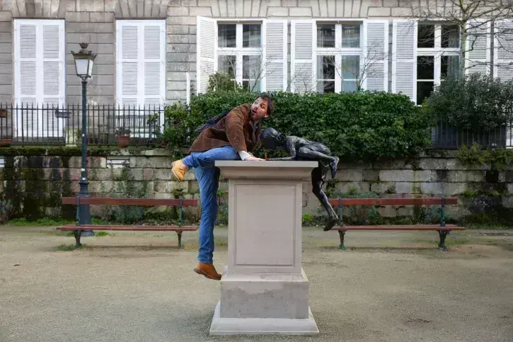Norman Barreau-Gély face à « l'éloge de la transgression de Philippe Ramette, situé cours Cambronne, à Nantes. 