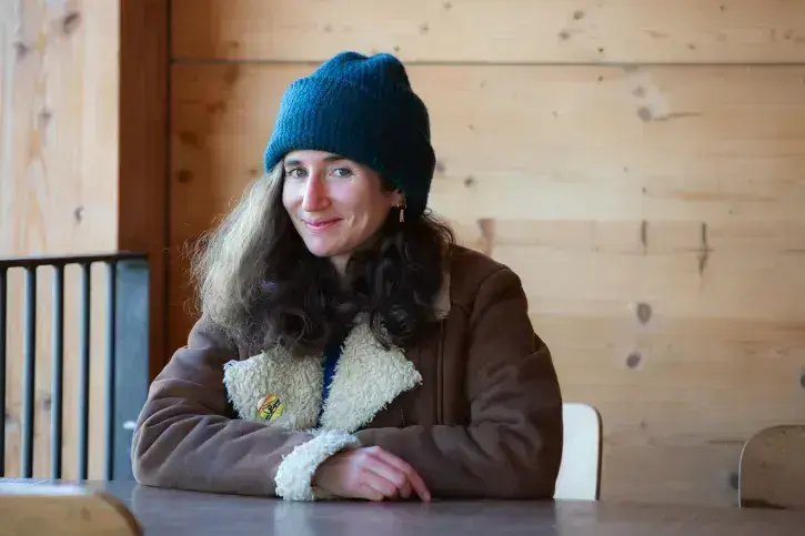 Lucie Sagot-Duvauroux attablée. 
