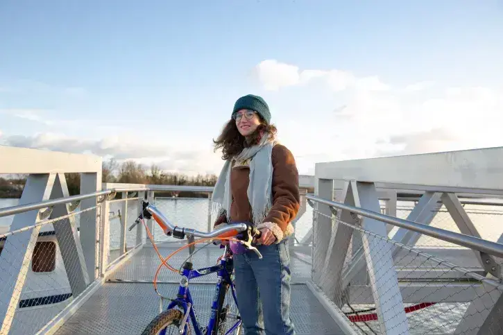 Lucie Sagot-Duvauroux parcourt Nantes avec son vélo. 