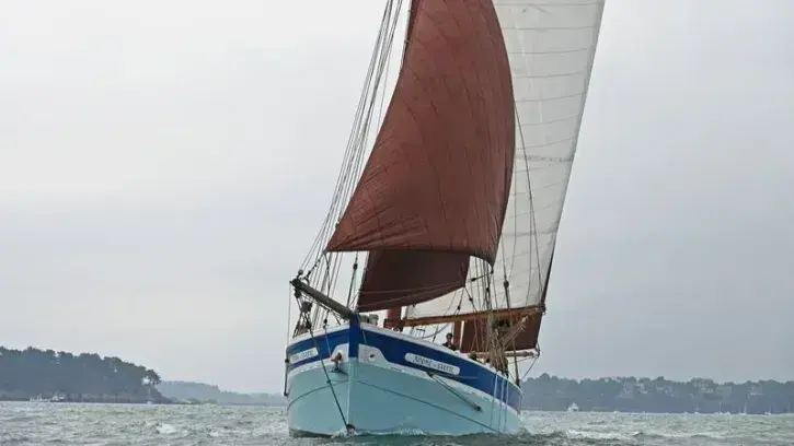 Le bateau André-Yvette en train de naviguer.