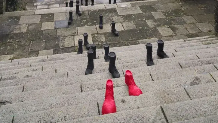 Des sculptures de bottes. 