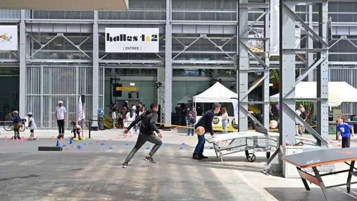  Des activité familiales devant les Halles 1&2