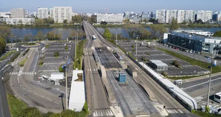 Nantes se confine en mars 2020. Les rues sont désertes, les habitants confinés chez eux pour freiner la propagation du virus Covid.19 et préserver le système de santé public.. La situation est inédite. 