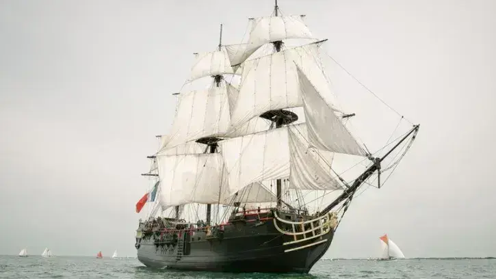 Le bateau Étoiel du roy fend les mers