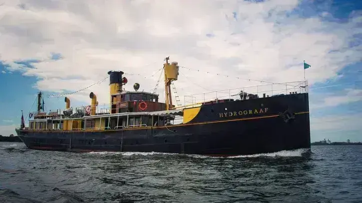 L'Hydrograaf, bateau à vapeur, en train de naviguer. 