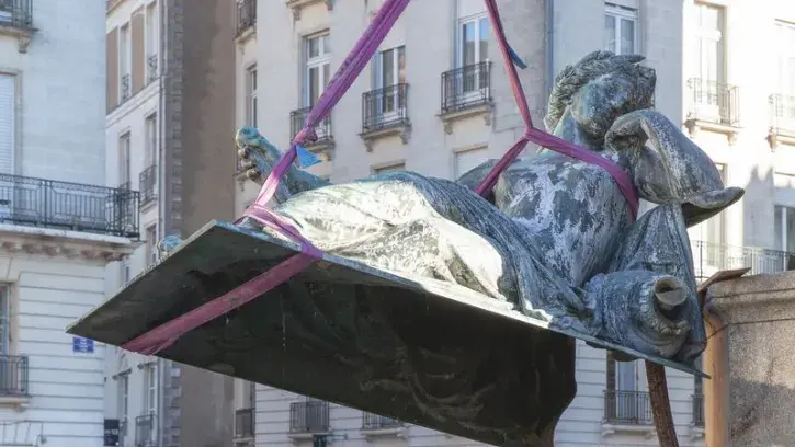 Une statue de la fontaine de la place Royale en train d'être démontée. 