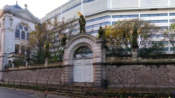 Des petits personnages sont installés le long de la façade du lycée Clémenceau.