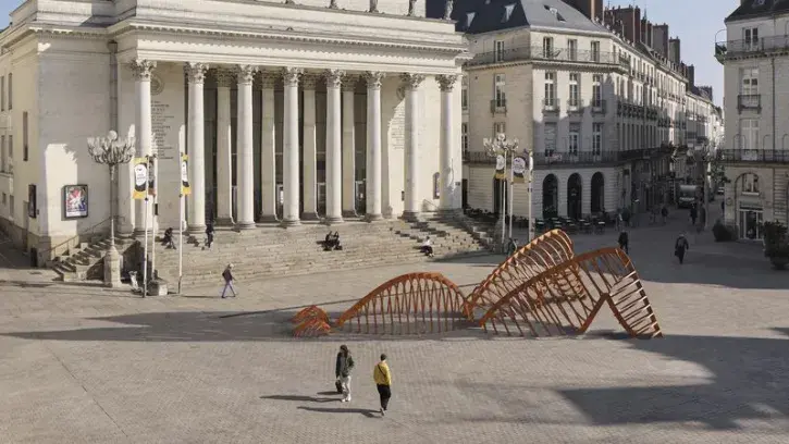 Une sculpture de femme enceinte de 17 mètres de long occupe la palce Graslin. 