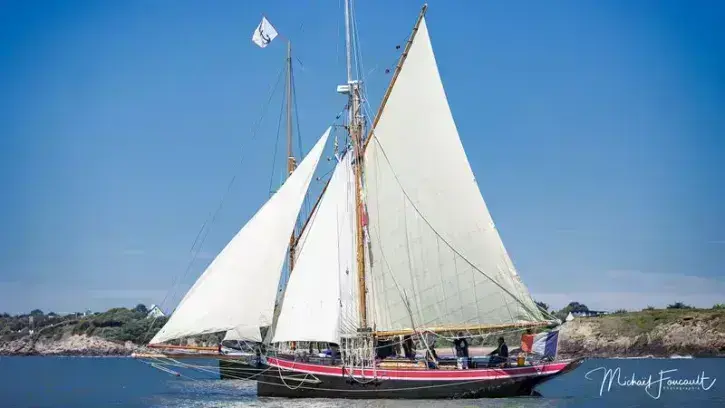 Le bateau Saint-Michel II en train de naviguer. 