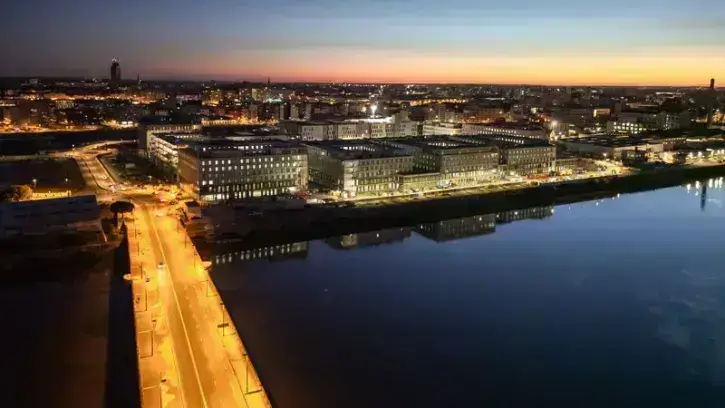 Le chantier du nouvel hôpital sur l'île de Nantes, de nuit.