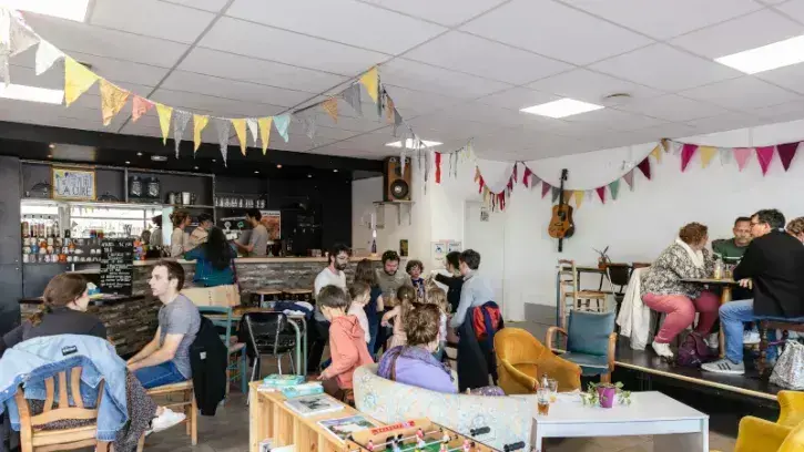 La Petite Cure est un café associatif qui préfigure le futur tiers-lieu de la Cure de Doulon.