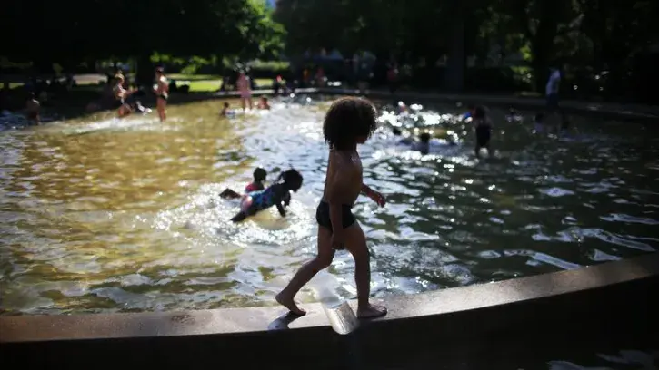 Des enfants au bord de la pataugeoire du parc de la Noë-Mitrie, à Nantes.