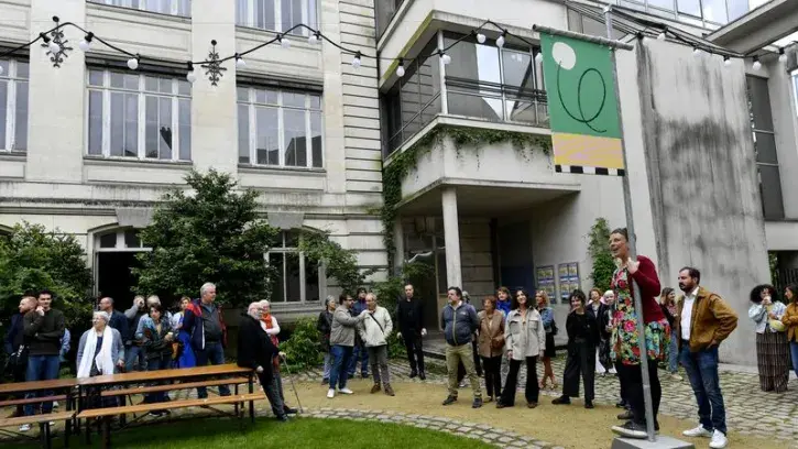 Du public participe au temps festif organisé pour la réouverture de l'ancienne école des beaux-arts de Nantes.