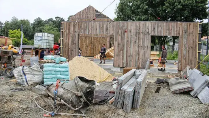 Une maison en bois en cours de construction.