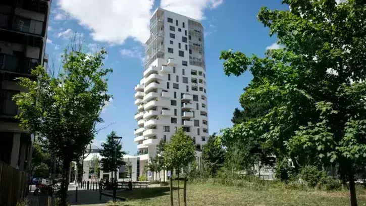 Une tour d'habitation végétalisée dans le quartier du Pré-Gauchet, à Nantes.