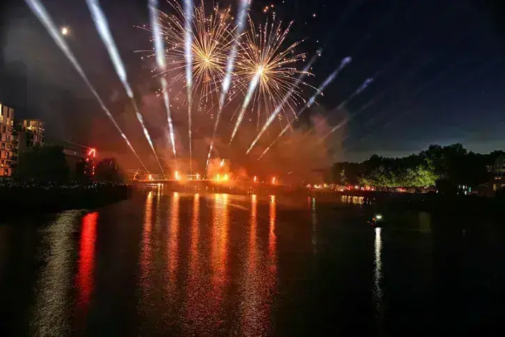 Spectacle pyrotechnique tiré depuis le pont Anne-de-Bretagne. 