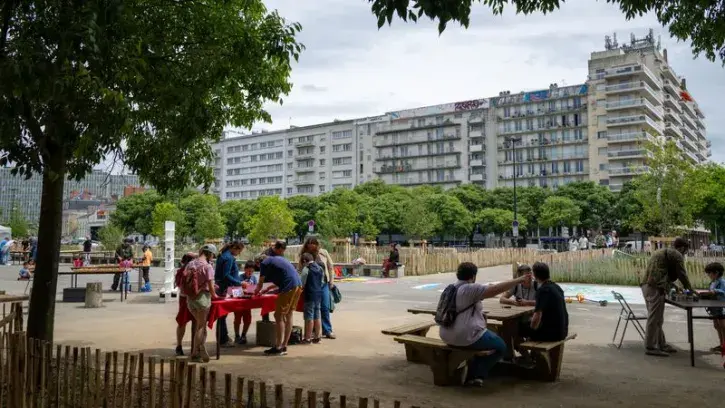 Des familles profitent des animations et des nouveaux espaces ombragées de la place Gloriette-Petite-Hollande.