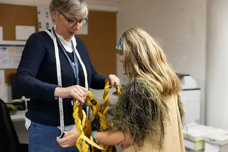 Une jeune fille essaie un costume