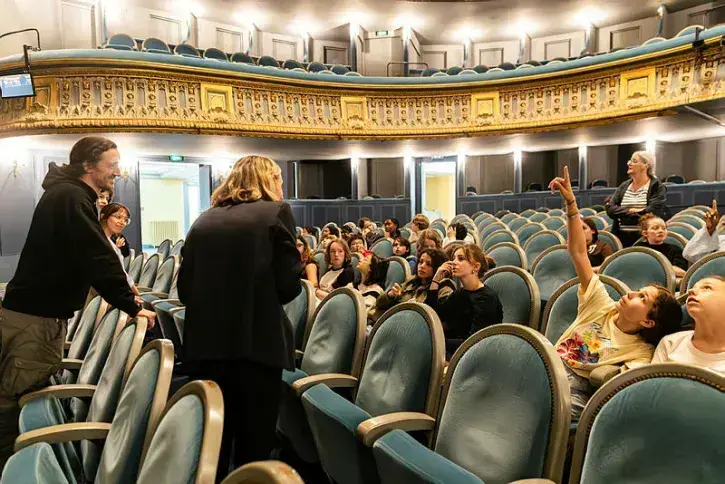 Des collégiens au théâtre Graslin. 