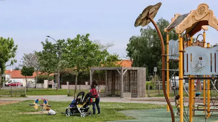 Des jeux pour enfants face au centre Baptiste-Marcet à Bouguenais.