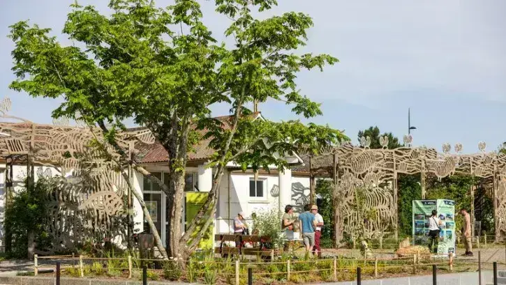 Des habitants profitent des espaces végétalisés devant la chapelle des Couëts à Bouguenais.