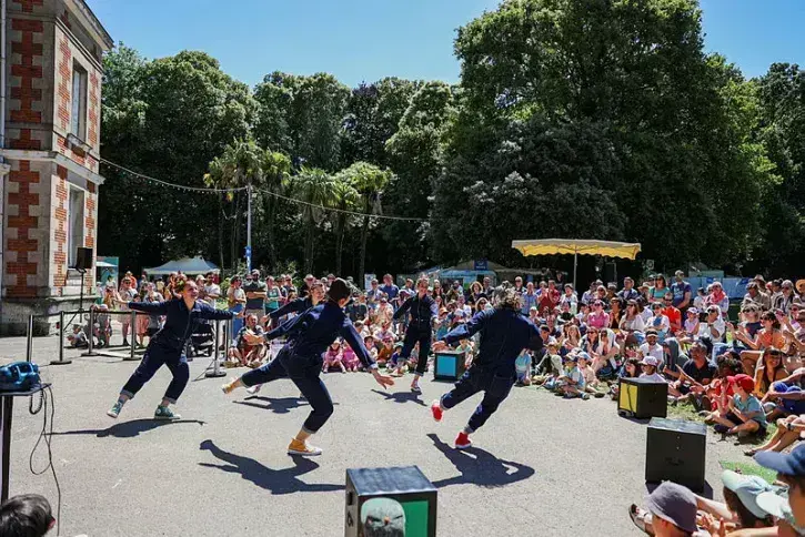 Des artistes de théâtre de rue se produisent au parc de la Gaudinière.