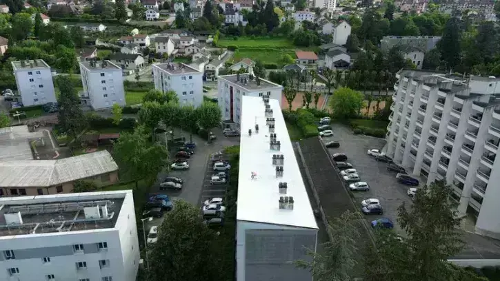 Un toit peint en blanc. 