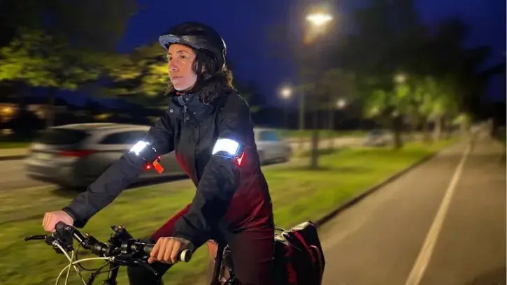 Un cycliste avec des bras lumineux. 