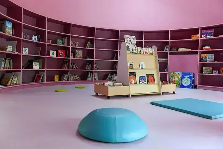 Une bibliothèque pour enfants. 