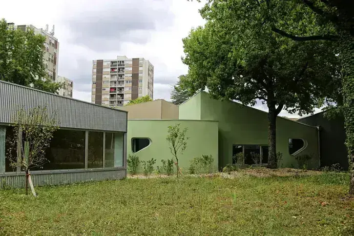 Une cour d'école nature