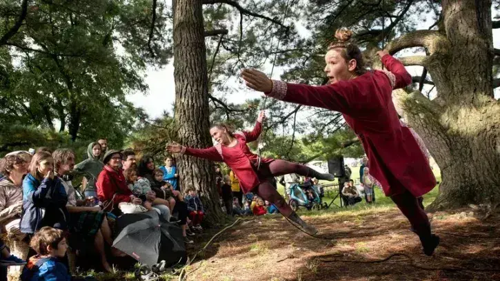 Un spectacle dans les arbres lors de la Folie des plantes 2024.