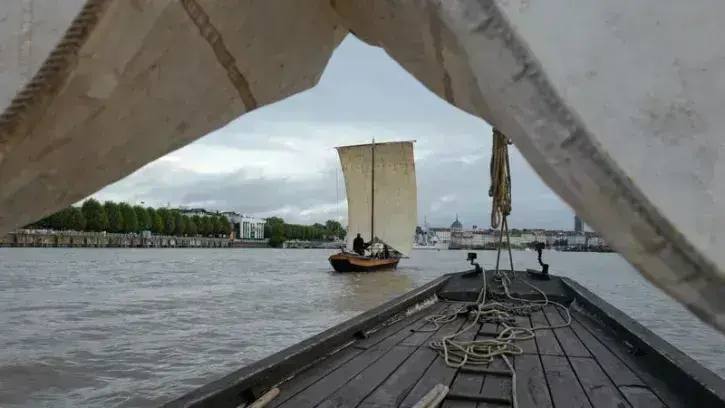 Deux bateaux traditionnels remontant la Loire jusqu'à Nantes.