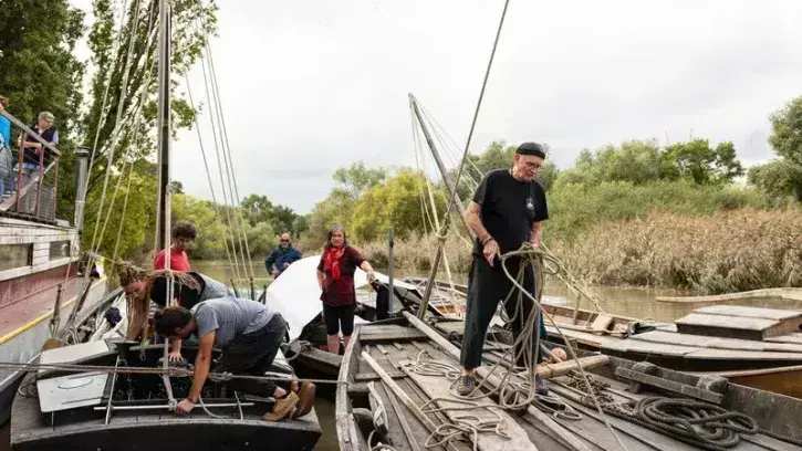 Des bateliers sur le pont d'une barque de Loire, en 2023 au Pellerin.
