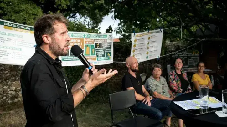 Guillaume Hernandez, directeur de l'association VRAC Nantes Métropole, prend la parole en compagnie du comité habitant de la caisse commune alimentaire de Bellevue - Chantenay - Sainte-Anne.