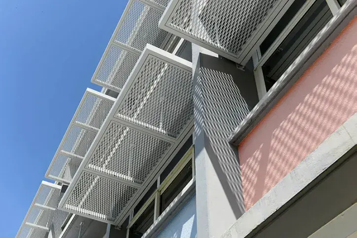 Détail d'une façade de l'école Champenois. 