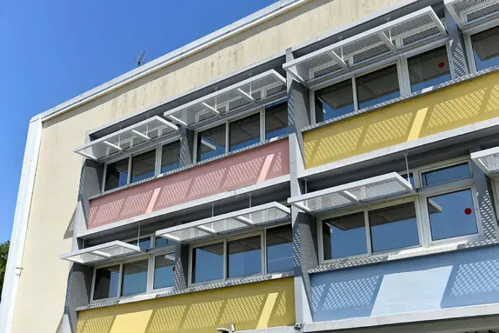 Détail d'une façade de l'école Champenois. 