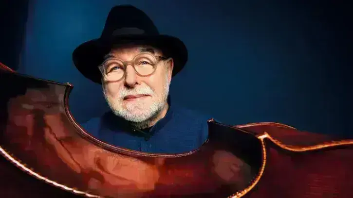 Portrait d'un musicien devant une contrebasse. 