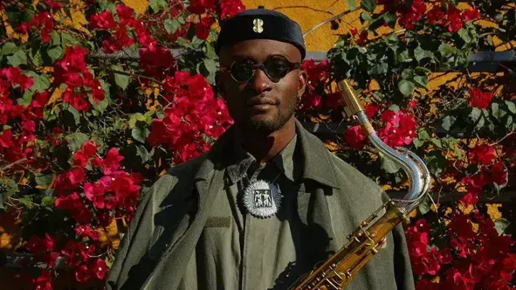 Un saxophoniste. 