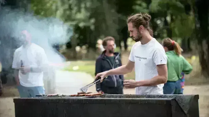 Un homme fait des grillades sur les nouveaux barbecues du parc naturel de Beaulieu, à Nantes.