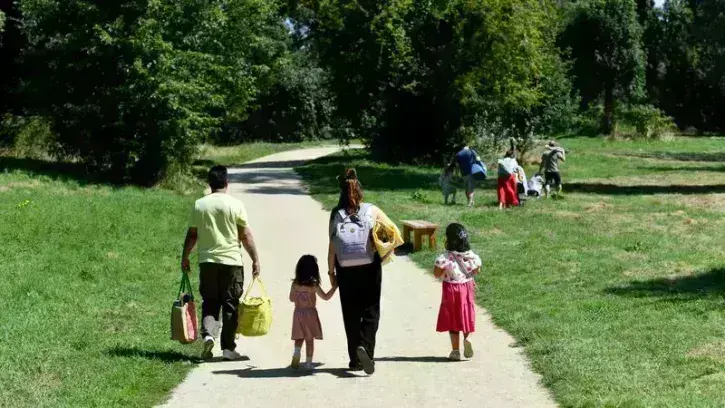 Des promeneurs dans le parc naturel de Beaulieu, à la pointe est de l'île de Nantes.