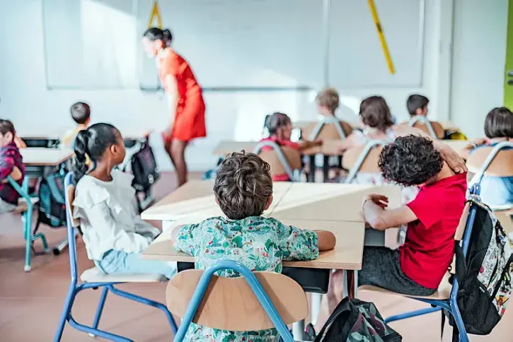 Des enfants dans une classe. 