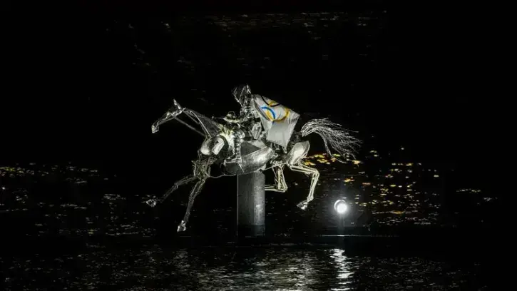 Un cheval mécanique sur la Seine lors des Jeux olympiques 2024.