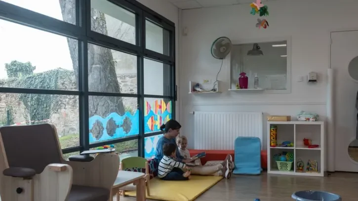 Une puéricultrice avec un enfant. 