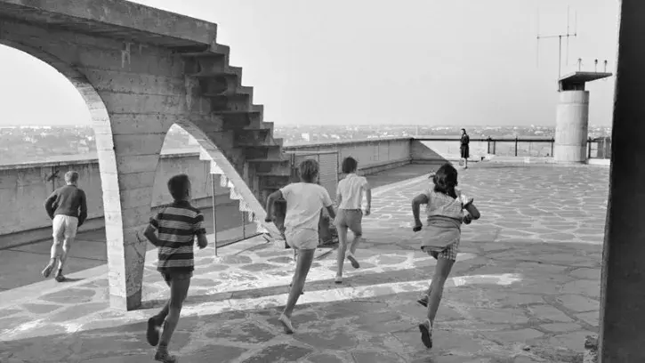 Des enfants courent sur le toit de la Maison radieuse.