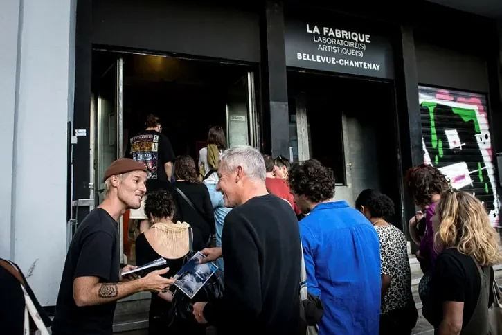 Des personnes attendant devant la Fabrique de Chantenay-Bellevue